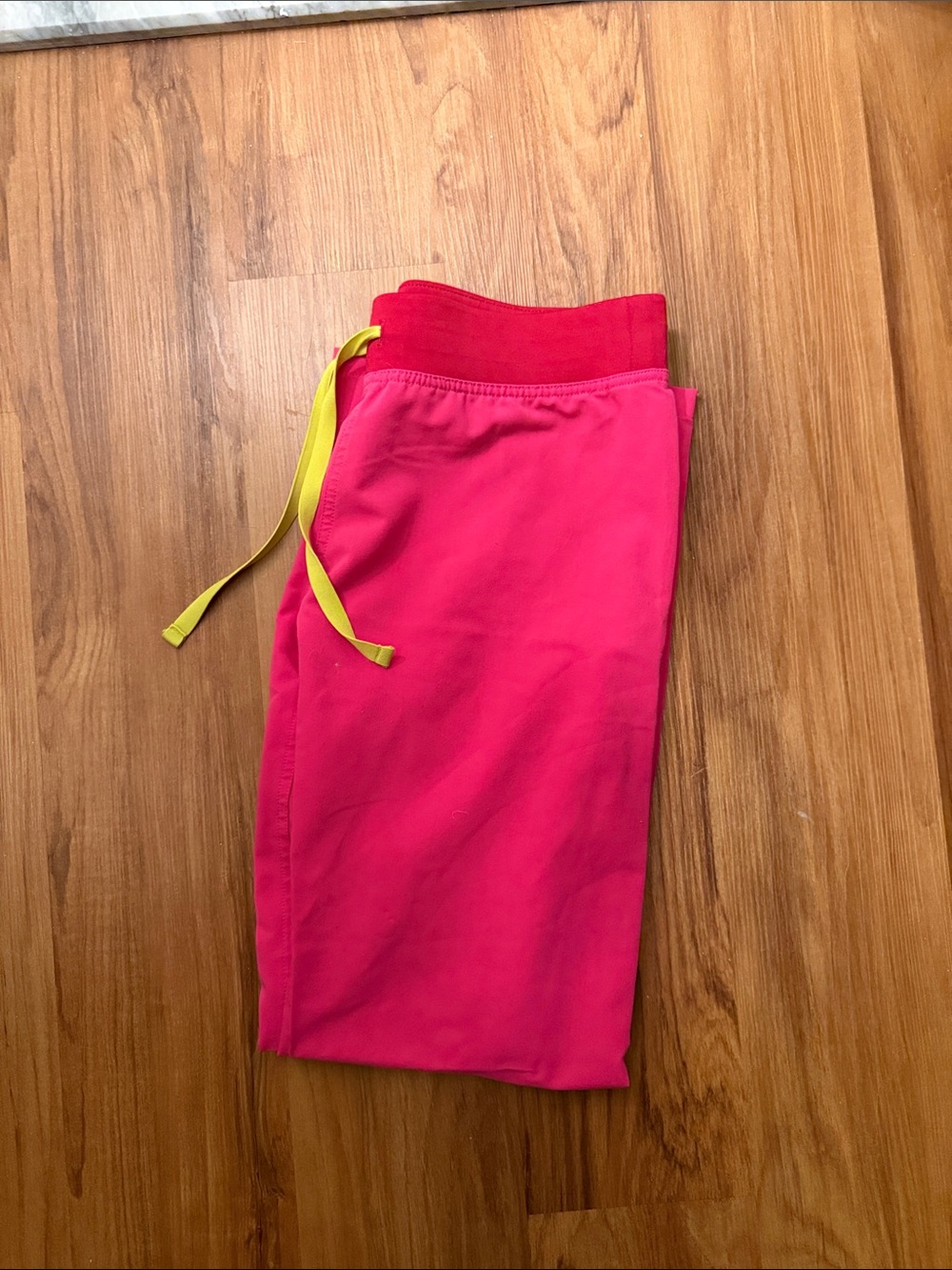 FIGS WOMENS SHOCKING PINK SCRUB PANTS